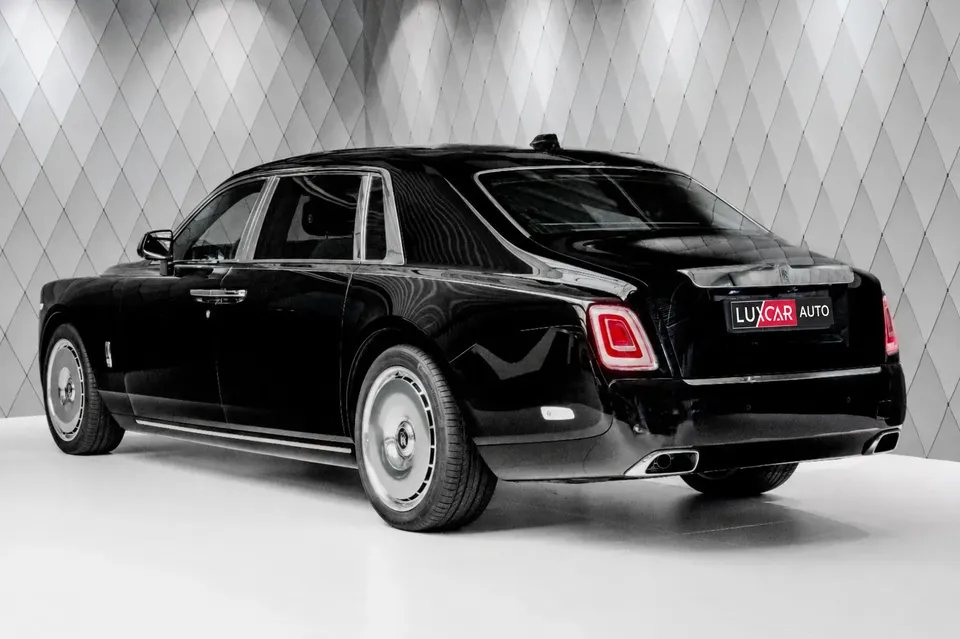 Rolls-Royce Phantom EWB 2026 — фото 3