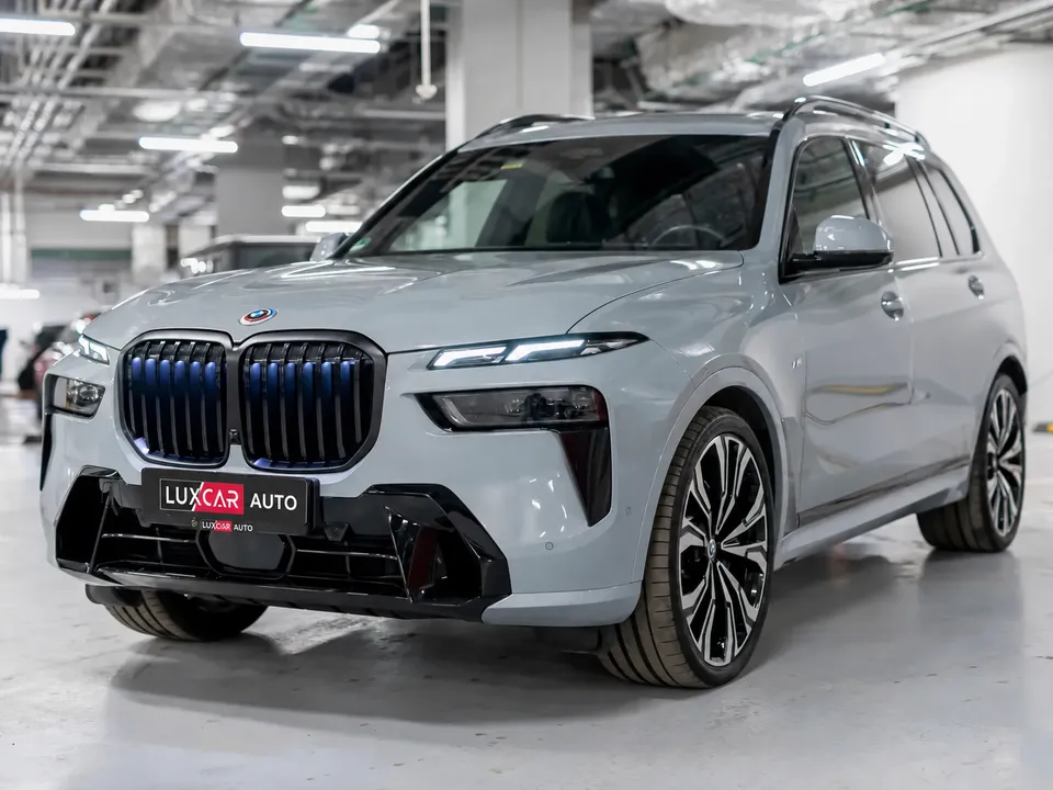 BMW X7 40D 2023 — фото 1