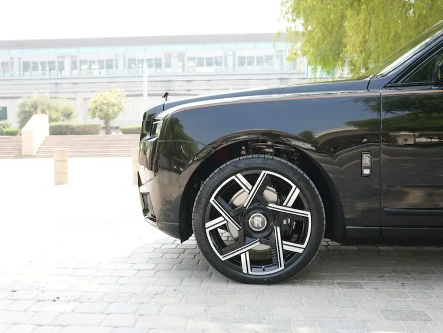 Rolls-Royce Cullinan Black Badge 2026 — фото 3