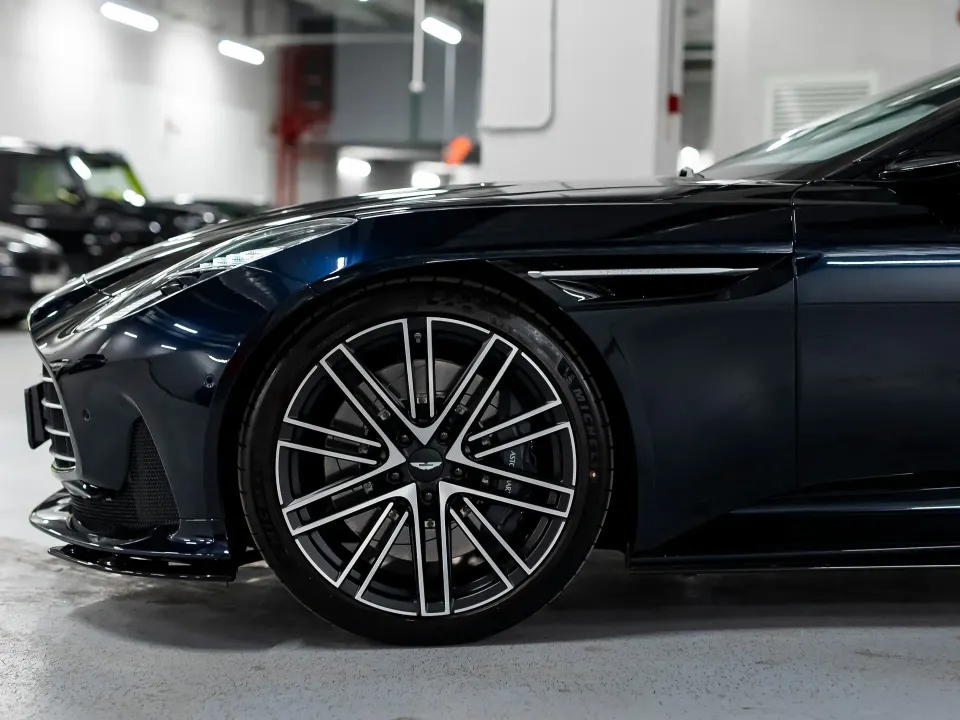 Aston Martin DB12 2025 — фото 5